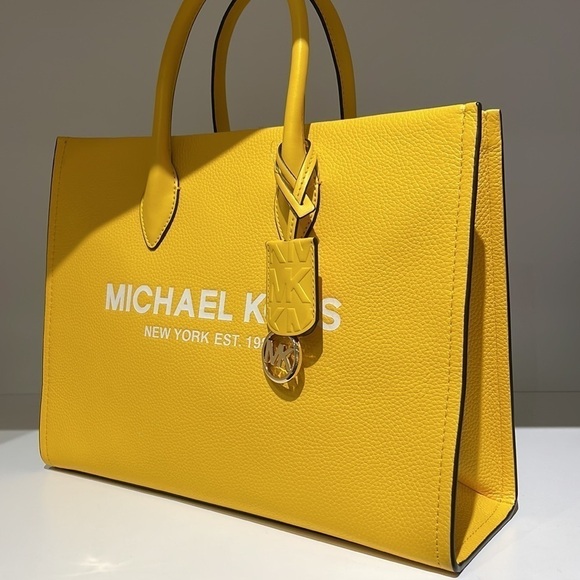 MICHAEL KORS 💛
Mirella Medium Pebbled Leather Tote Bag - Picture 4 of 10